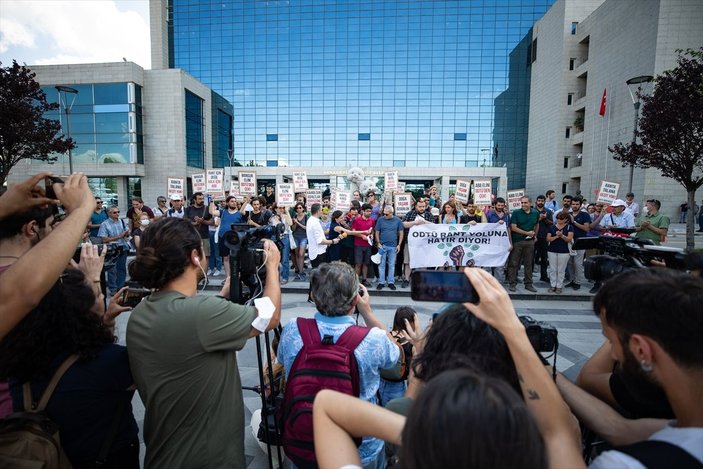 ODTÜ'lü öğrencilerden Ankara Büyükşehir Belediyesi önünde 'yol' protestosu