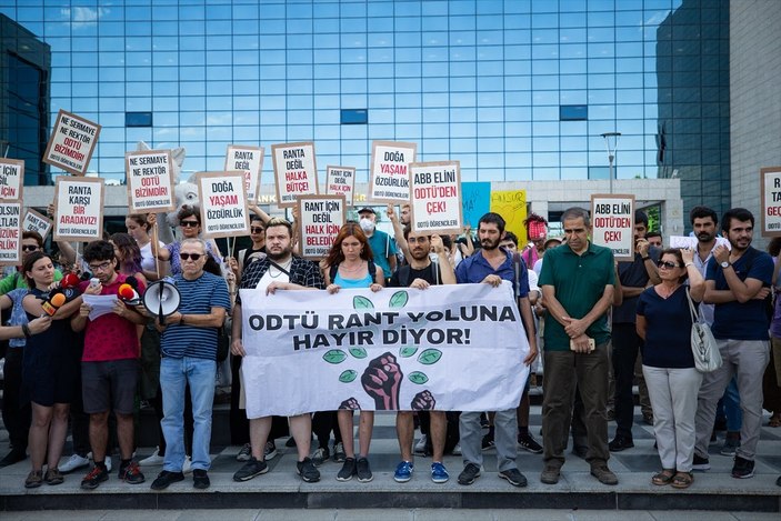 ODTÜ'lü öğrencilerden Ankara Büyükşehir Belediyesi önünde 'yol' protestosu