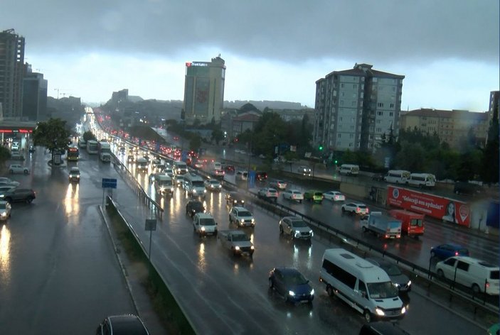 İstanbul güne yağmurla uyandı: Trafik yüzde 58'e ulaştı