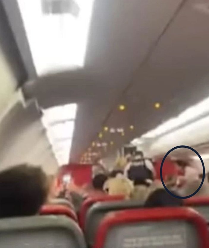 Manchester uçağındaki kadın yolcu soyunarak dehşet saçtı