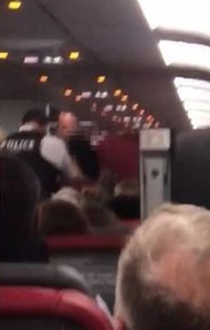Manchester uçağındaki kadın yolcu soyunarak dehşet saçtı