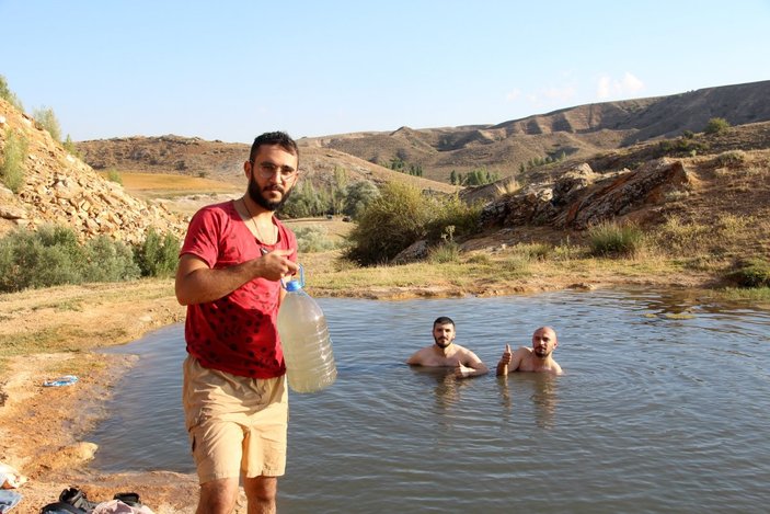 Sivas’taki gölün uyuzlara iyi geldiği iddia ediliyor