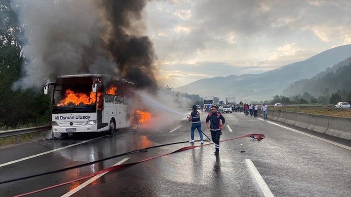 Bolu'da, yolcu otobüsü alevlere teslim oldu