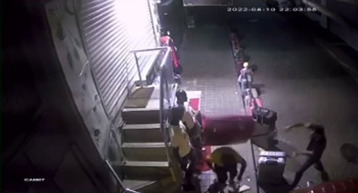 Fatih’te mağaza sahibi hırsızlık şüphelisini valizle dövdü