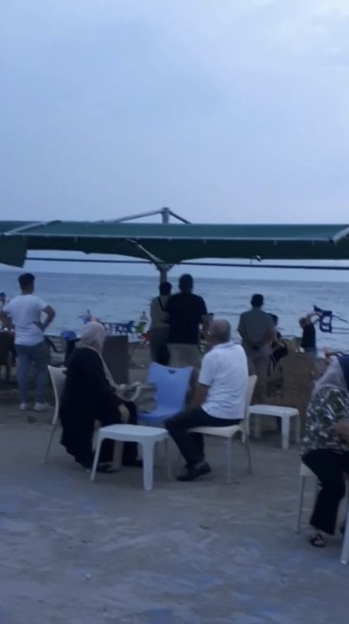 Bursa’da deniz kenarındaki kavgada, birbirlerine sandalye fırlattılar