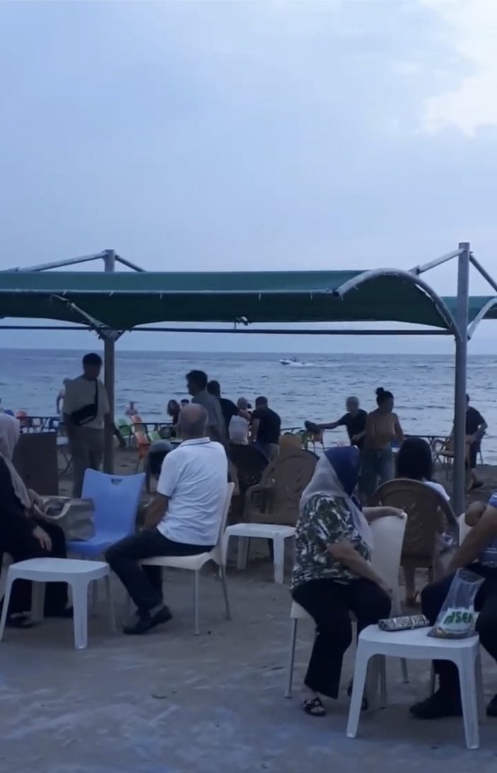 Bursa’da deniz kenarındaki kavgada, birbirlerine sandalye fırlattılar