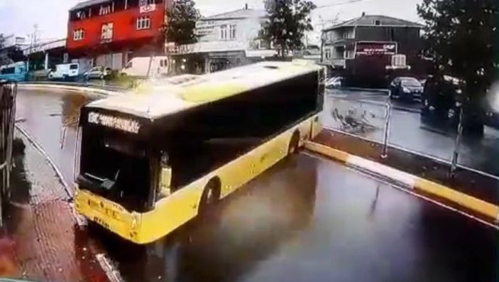 Sultanbeyli'de İETT otobüsü kayarak ters döndü