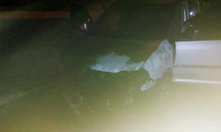 Manisa'da bir kişi kardeşinin aracını benzin döküp yaktı