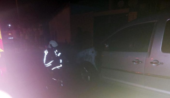 Manisa'da bir kişi kardeşinin aracını benzin döküp yaktı