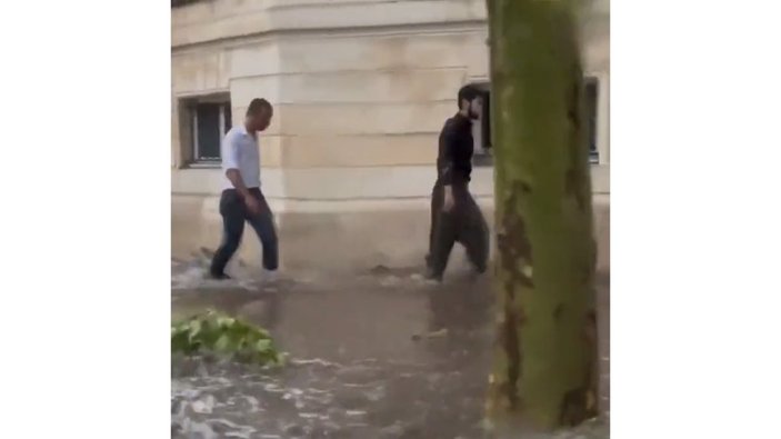 Paris'te şiddetli yağış ve fırtına sonrası sel