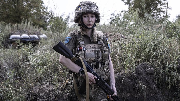 Ukraynalı kadın askerlerin ön cephedeki mücadelesi görüntülendi