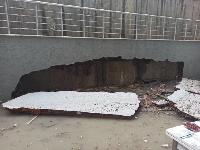 Avcılar’da, kaymakamlık bahçesine dolan su duvarı yıkarak evi bastı
