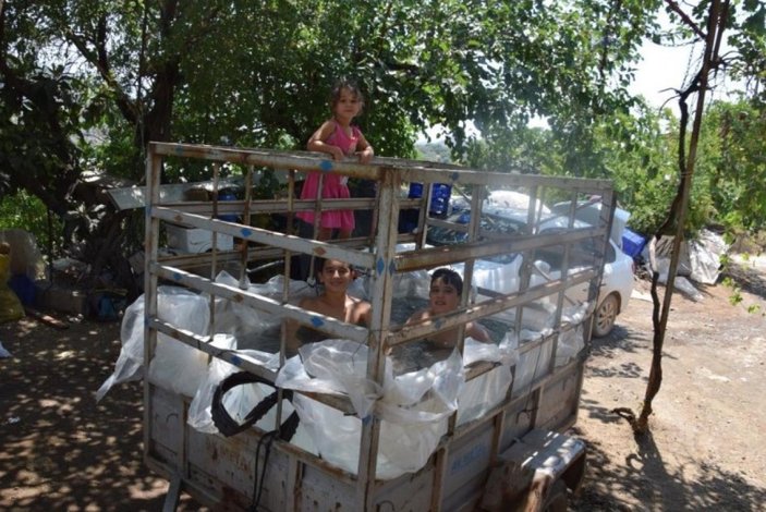 Antalya'da denize gidemeyen çocuklar için römorku havuza çevirdiler