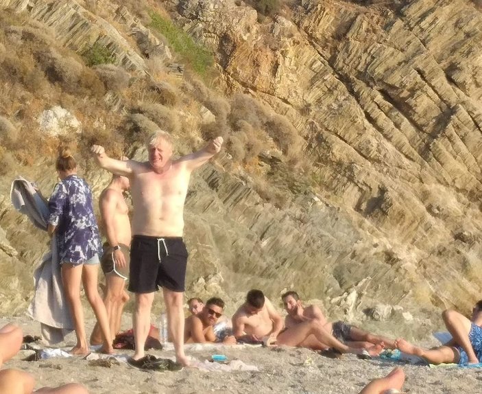 Boris Johnson, Yunan adasında tatil yaparken görüntülendi