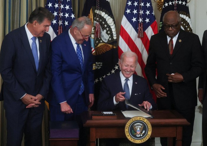 Joe Biden, enflasyonun düşürülmesine yönelik yasayı imzaladı
