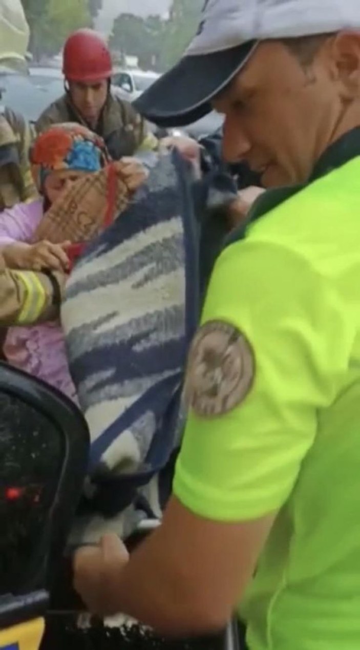 Sarıyer'de aracıyla selin ortasında kalan şoförü polis memuru kurtardı