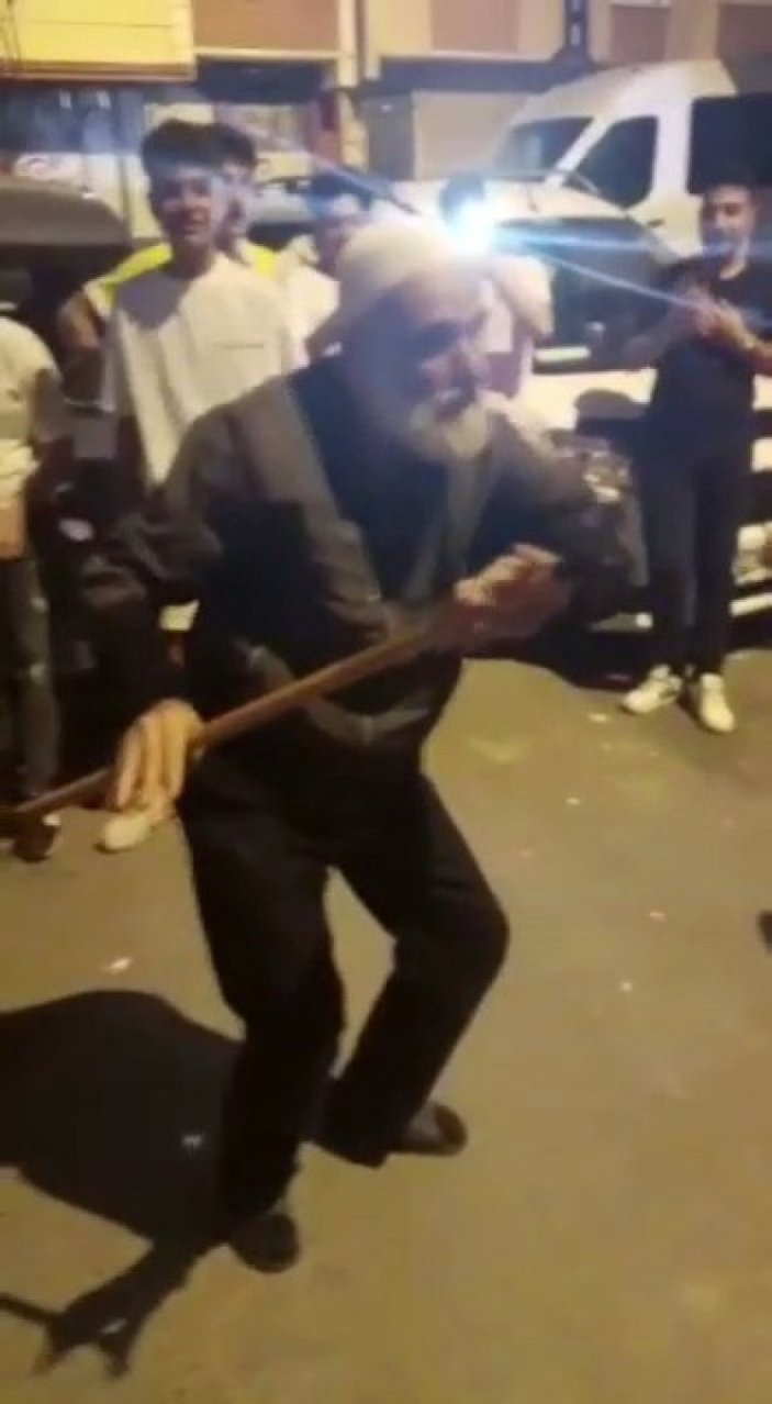 İstanbul'da asker eğlencesinde bastonuyla dans eden dede ilgi odağı oldu