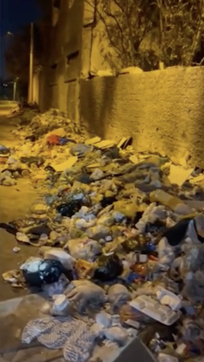 CHP'li Konak Belediyesi, çöpleri mahalleye doldurdu