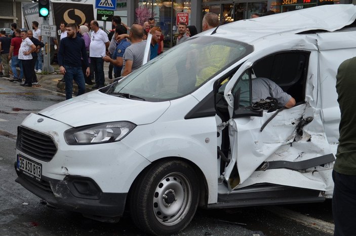 Trabzon’da tur otobüsü, kırmızıda bekleyen araçların arasına daldı