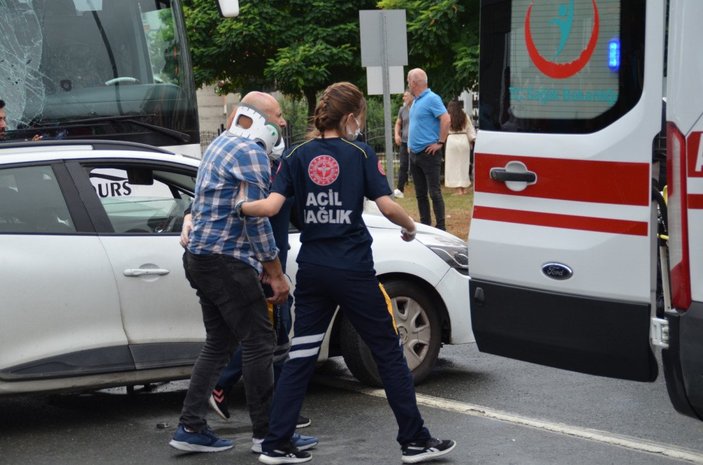 Trabzon’da tur otobüsü, kırmızıda bekleyen araçların arasına daldı