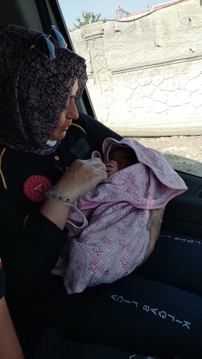 Konya’da yeni doğmuş bebeği arabanın bagajının üstüne bıraktılar