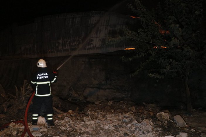 Adana'da fabrikada yangın çıktı