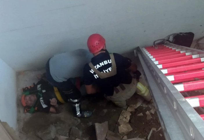 Bahçeli evlerdeki inşaat işçi çöken merdivenin altında kaldı