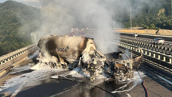 Bolu'da seyir halindeki tanker ve tır çarpıştı: Araçlar alev alev yandı