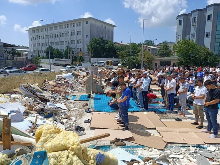 İstanbul'da yıktırılan mescit nedeniyle sokakta namaz kıldılar