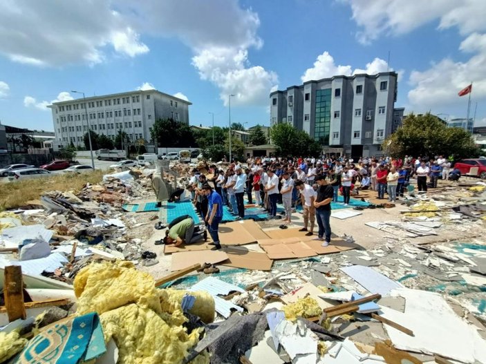 İstanbul'da yıktırılan mescit nedeniyle sokakta namaz kıldılar