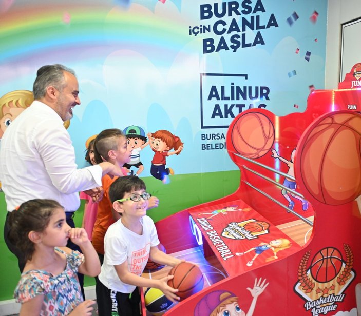 Bursa Büyükşehir Belediyesi, ToyMobil Park projesi ile eğlenceyi çocuklarla buluşturdu
