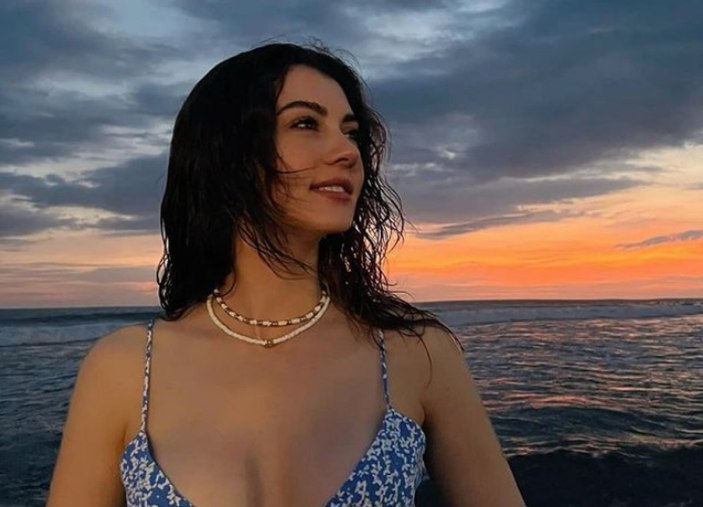 Burcu Özberk'in  dekolteli pozları sosyal medyayı salladı! 'Bu kadarı fazla'