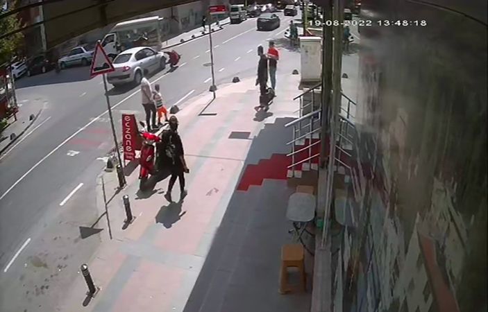 Küçükçekmece'de yaya yolundaki kadına araba çarptı