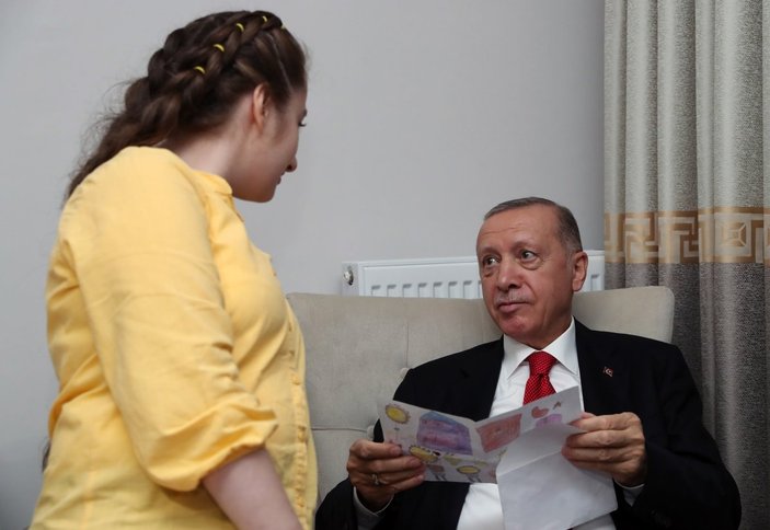 Cumhurbaşkanı Erdoğan'dan kendisine şiir yazan kıza: Ne miniği ya 1.85 boyundayım ben