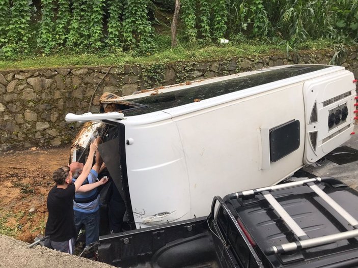 Rize'de tur otobüsü kaza yaptı