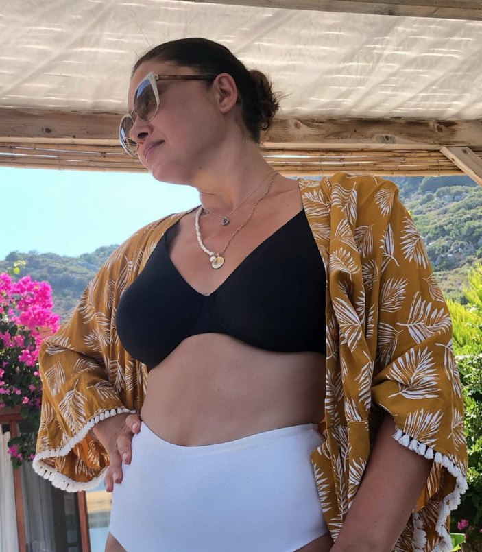 Nurgül Yeşilçay mor bikinisiyle yürek hoplattı! 'Şarap gibi kadın'