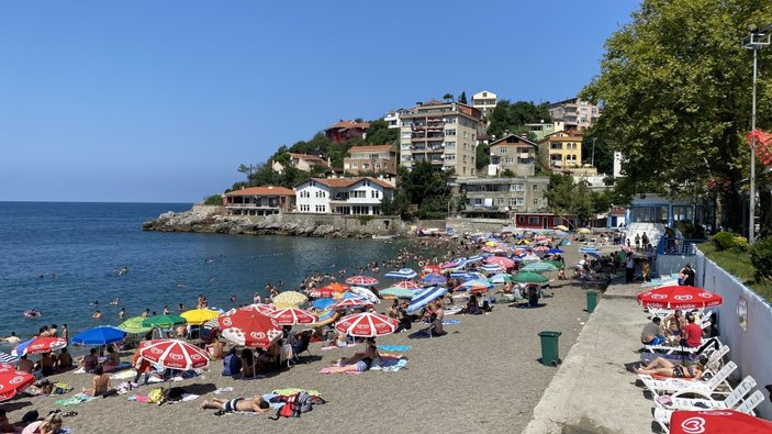 Zonguldak'ta vatandaşlar halk plajına akın etti