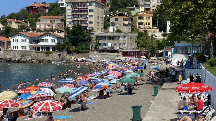 Zonguldak'ta vatandaşlar halk plajına akın etti