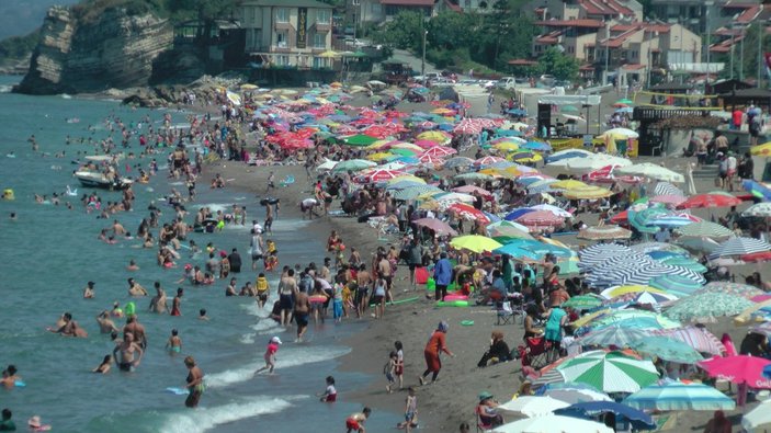 Düzce'de Akçakoca plajı doldu: Antalya ve Bodrum'u aratmadı