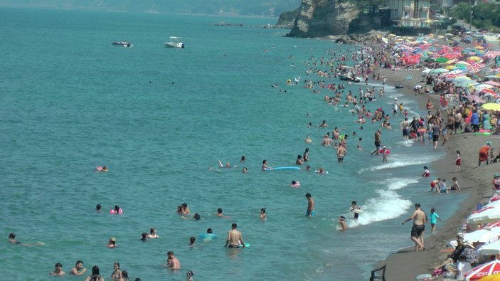 Düzce'de Akçakoca plajı doldu: Antalya ve Bodrum'u aratmadı