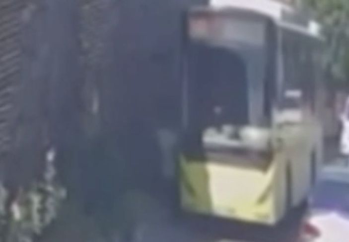 Fatih'te yayaya çarpıp yoluna devam eden İETT otobüsü kamerada