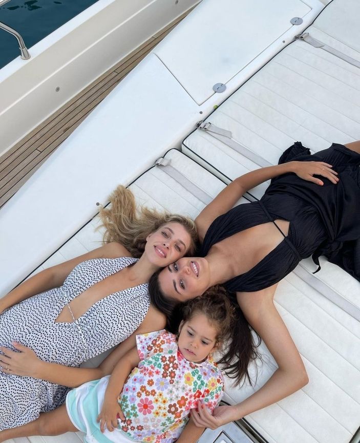 Hande Erçel ablasıyla teknede sere serpe uzandı! Göbek deliklerine inen dekolte...