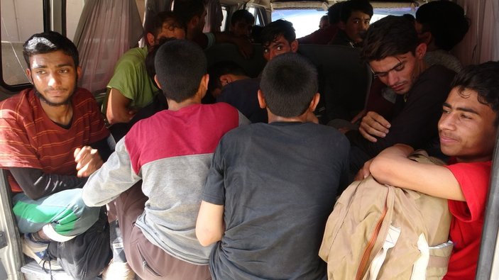 Van’da 10 kişilik minibüsten 20 kaçak göçmen çıktı