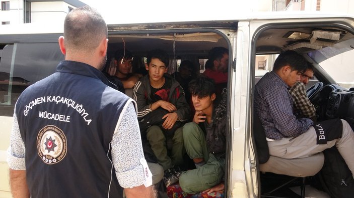 Van’da 10 kişilik minibüsten 20 kaçak göçmen çıktı