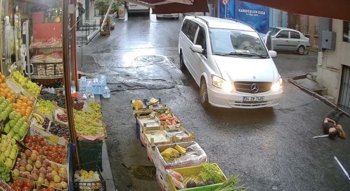 Beyoğlu'nda şemsiye satmak için koşan çocuğa otomobilin çarptığı anlar kamerada