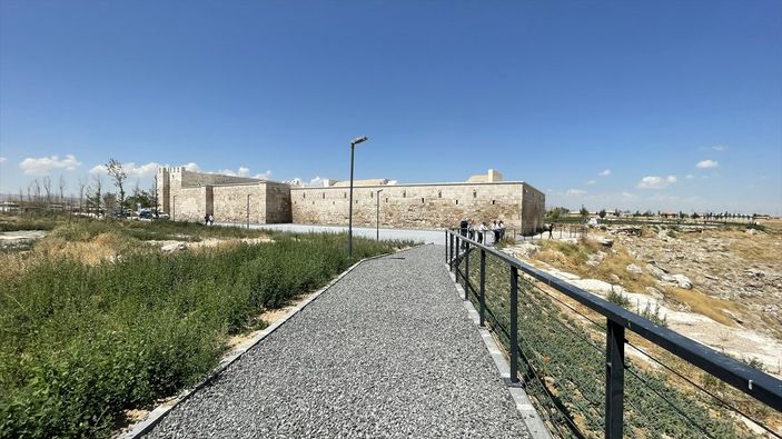 Konya'da obruk gölü manzaralı han ziyarete açılıyor