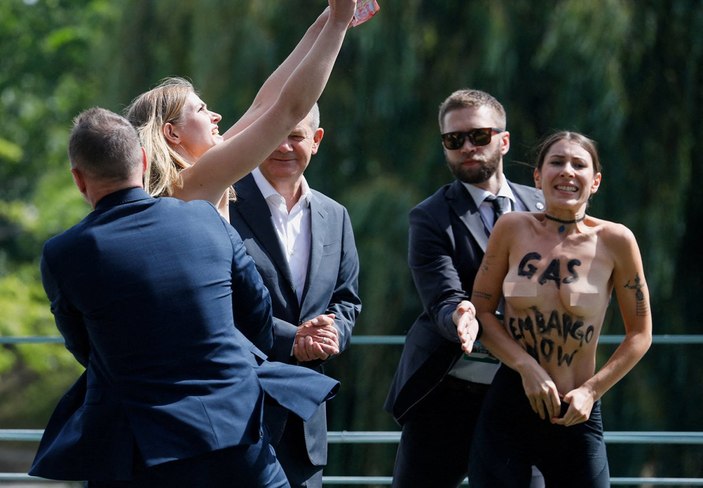 Almanya'da Olaf Scholz'a çıplak protesto