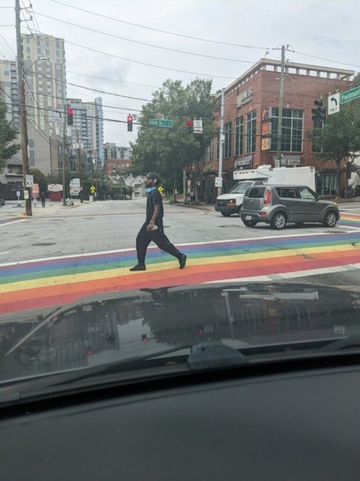 ABD’de, LGBT bayraklı yaya geçidine gamalı haç çizildi
