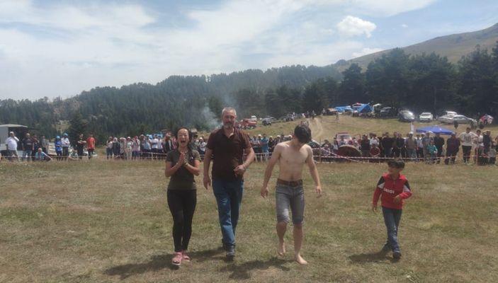 Artvin'deki yayla şenliklerinde Çinli kadın turist de güreşti