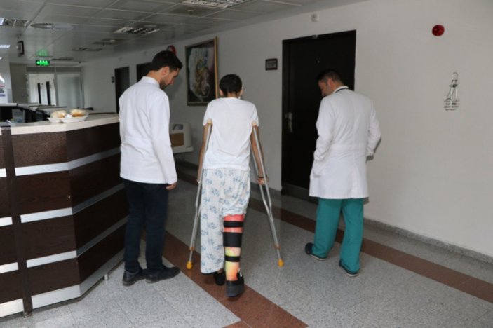 Erzurum'da bacağı kopan kız, 14 ameliyat sonrası yeniden yürüdü